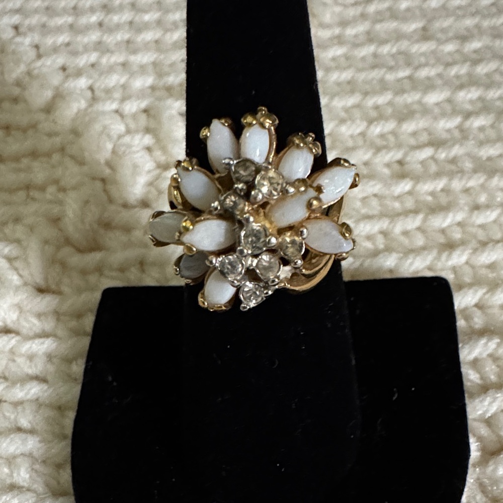 Elegant Gold and White Floral Ring